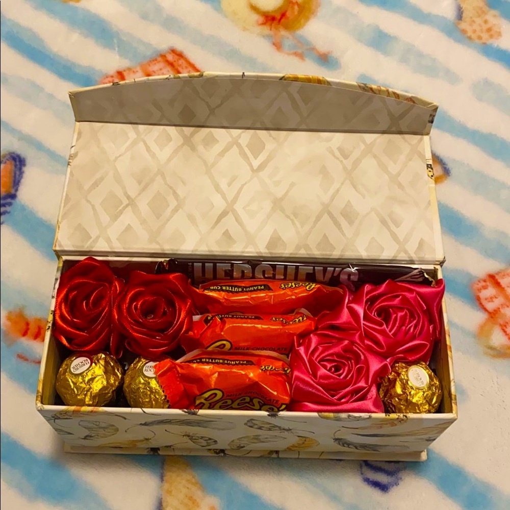 Candy box with hand made roses 🍬🌹